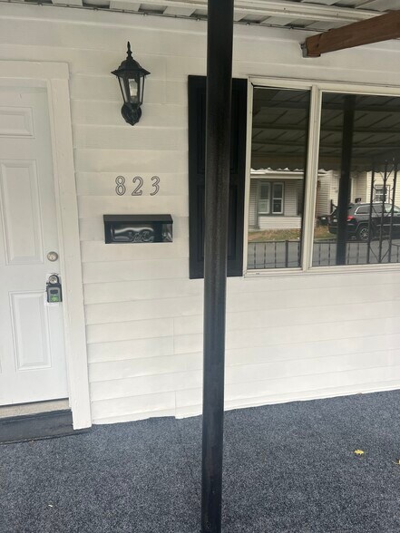 Building Photo - 823 1st Ave