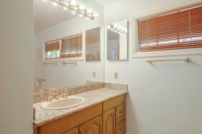 Building Photo - 162 Toyon Rd