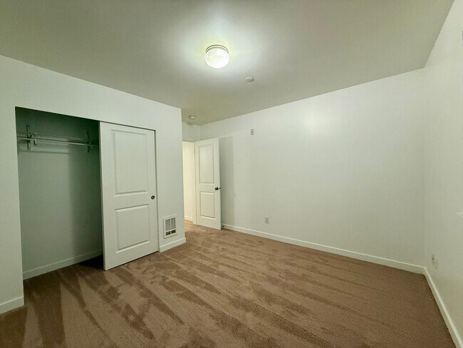Building Photo - 3304 Claremont Ave S