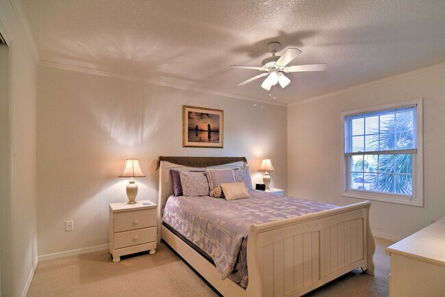 Building Photo - 5285 Coquina Key Dr SE