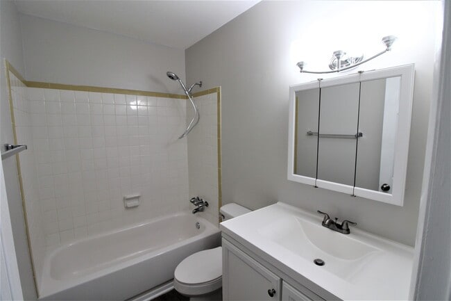 Building Photo - 2 Bedroom Townhome in Cotswold!