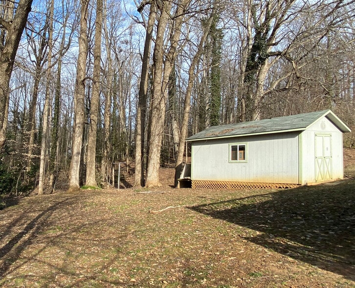 backyard and workshop - 113 Azalea Dr