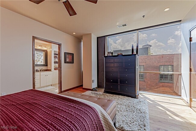 Building Photo - 701 W Lakeside Ave