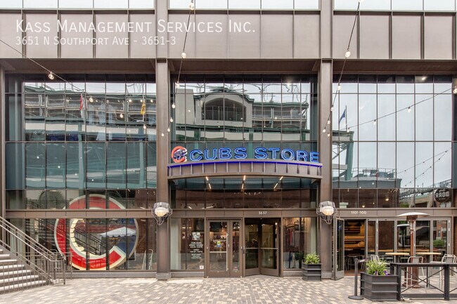 Building Photo - Newer Construction Prime Southport Corrido...