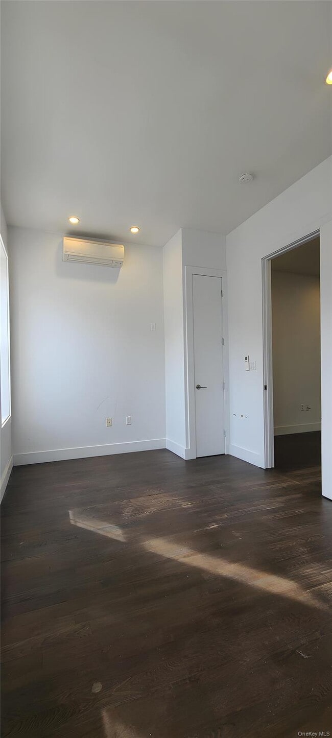 Building Photo - 548 Howard Ave