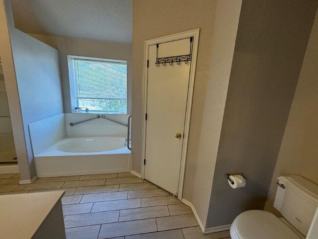 Building Photo - 3 bed 2 bath, storm shelter and  all wood floors in Moore Schools