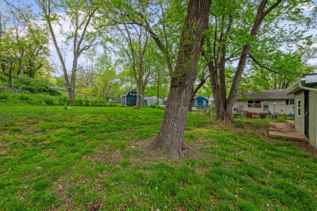 Building Photo - AVAILABLE NOW! 5 Bedrooms, 2 Bathrooms in ...