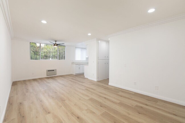 Building Photo - 6060 Fulton Ave