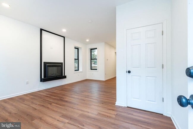 Building Photo - 32 E Elm St