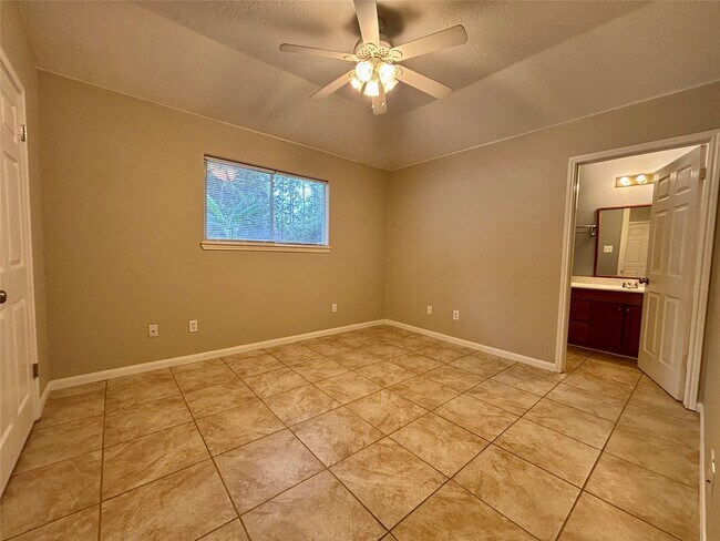 Building Photo - 10642 Royal Pines Dr