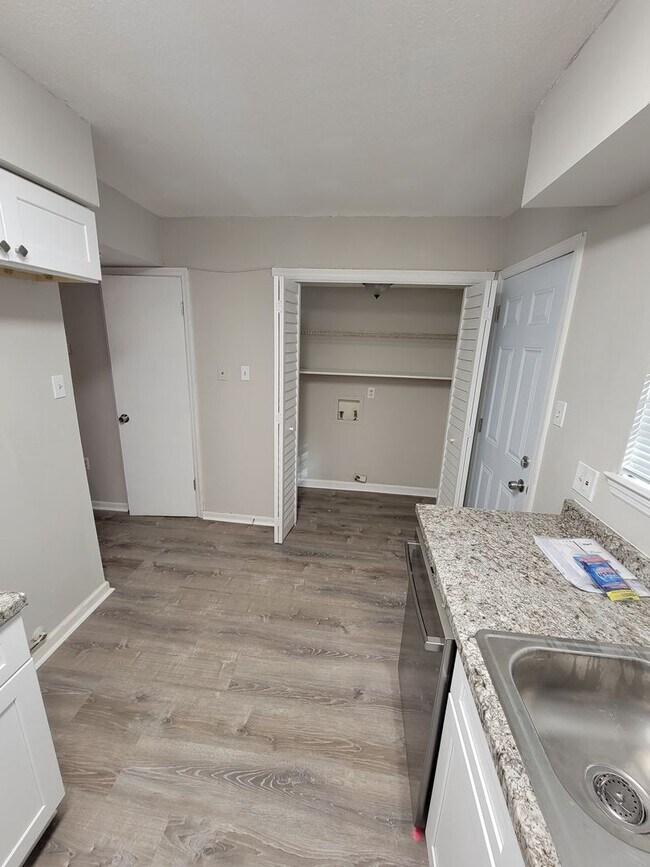 Building Photo - Nice Townhouse on Victory Dr