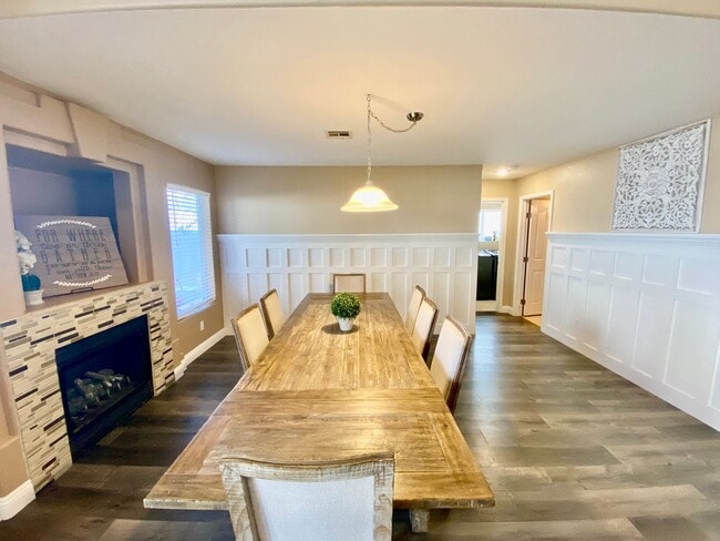 Building Photo - Gorgeous 3 bedroom Home