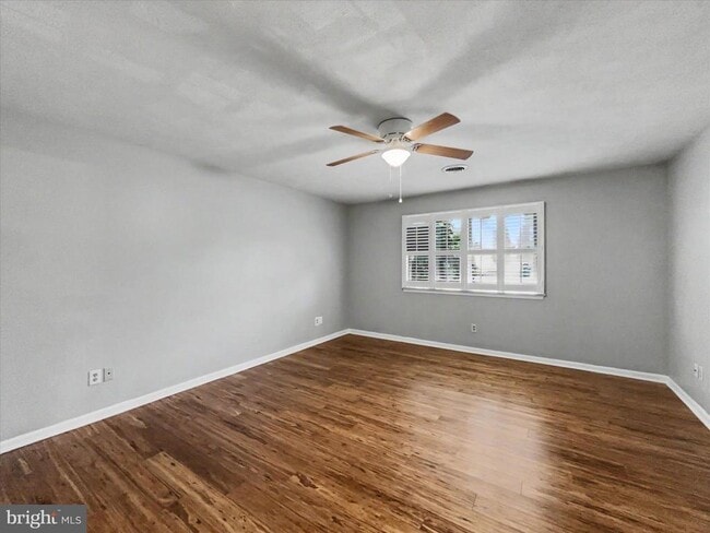 Building Photo - 330 Parkwood Dr
