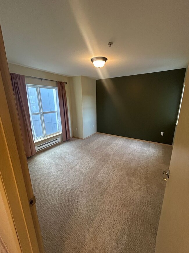 Building Photo - Fantastic 2 Bed 2 Bath Greenwood Condo- Av...