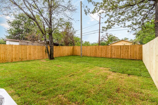 Building Photo - 310 Ditto Ave