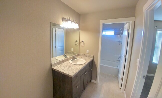 Building Photo - Spacious End Unit - The Townhomes at Bradl...