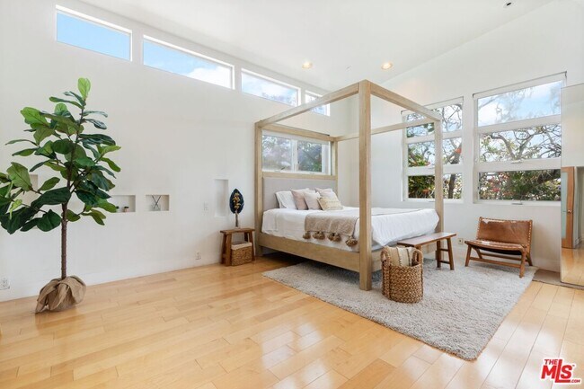 Building Photo - 678 Broadway St