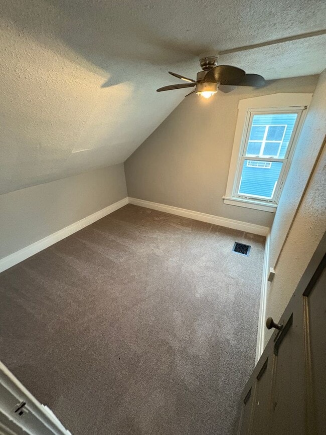 Building Photo - 2 Bed House for Rent! **NO APPLICATION FEES**