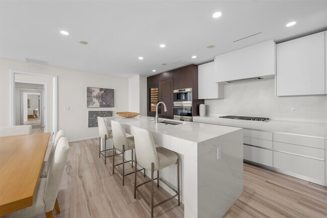 Building Photo - 2200 N Ocean Blvd