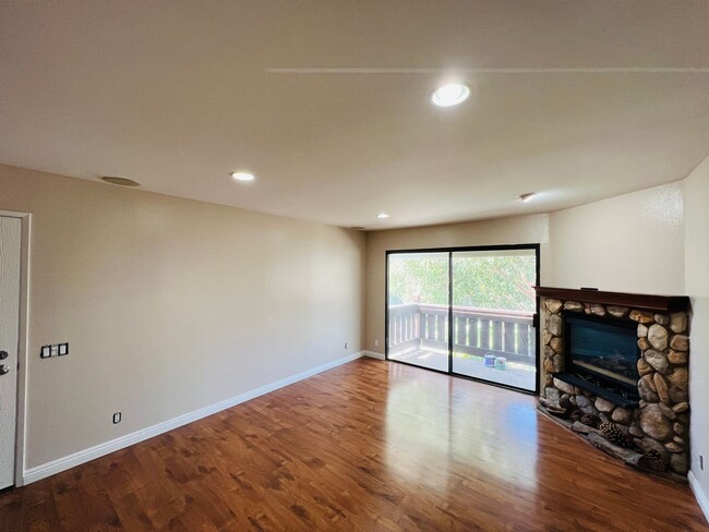 Building Photo - Beautiful 3 Bedroom Condo in Yorba Linda