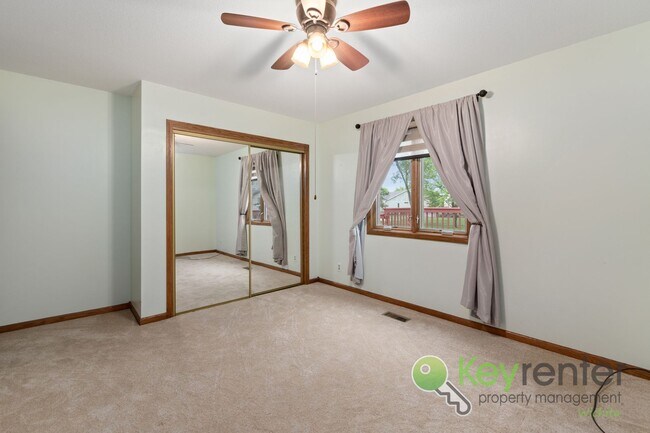 Building Photo - Beautiful 4 bed/3 bath with golf course vi...