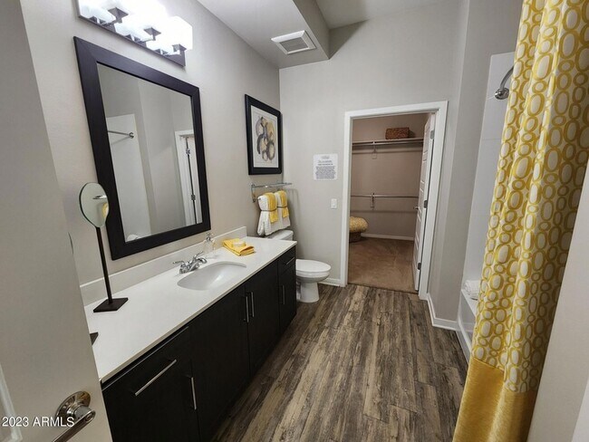 Building Photo - 200 E Thomas Rd