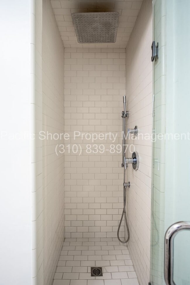 Building Photo - 8159 Willoughby Ave