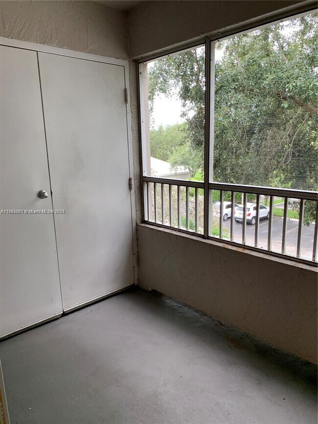 Building Photo - 2811 N Oakland Forest Dr