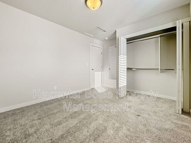 Building Photo - 2337 E Danzee Dr