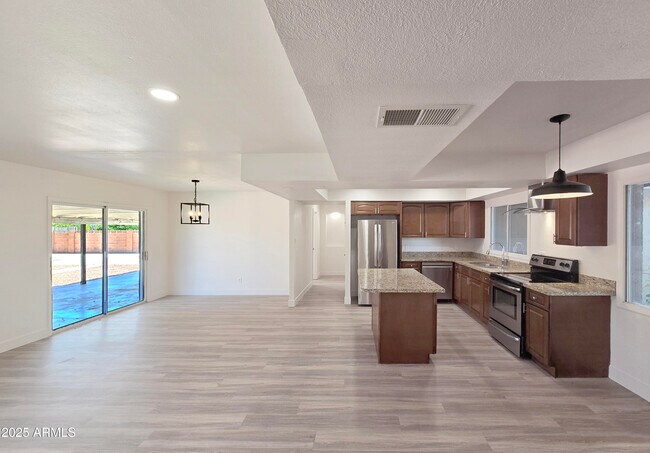 Building Photo - 13121 N 21st Dr