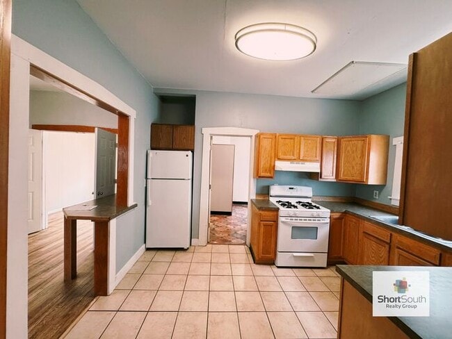 Building Photo - 4 bed 2 bath Single Family Home