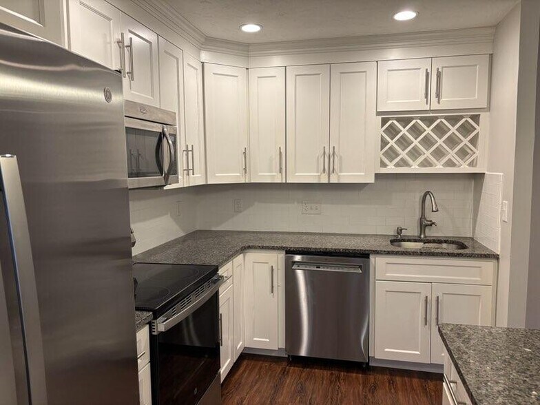 Building Photo - 500 Fellsview Ter