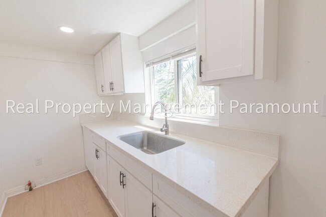 Building Photo - 433 W 56th St