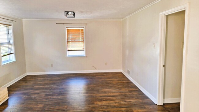 Building Photo - 4678 Bowen Ave