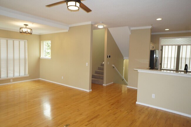 Building Photo - Spectacular NW Portland 3 bedroom Townhouse