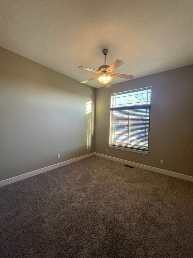 Building Photo - Beautiful 4BD in Battlefield, MO