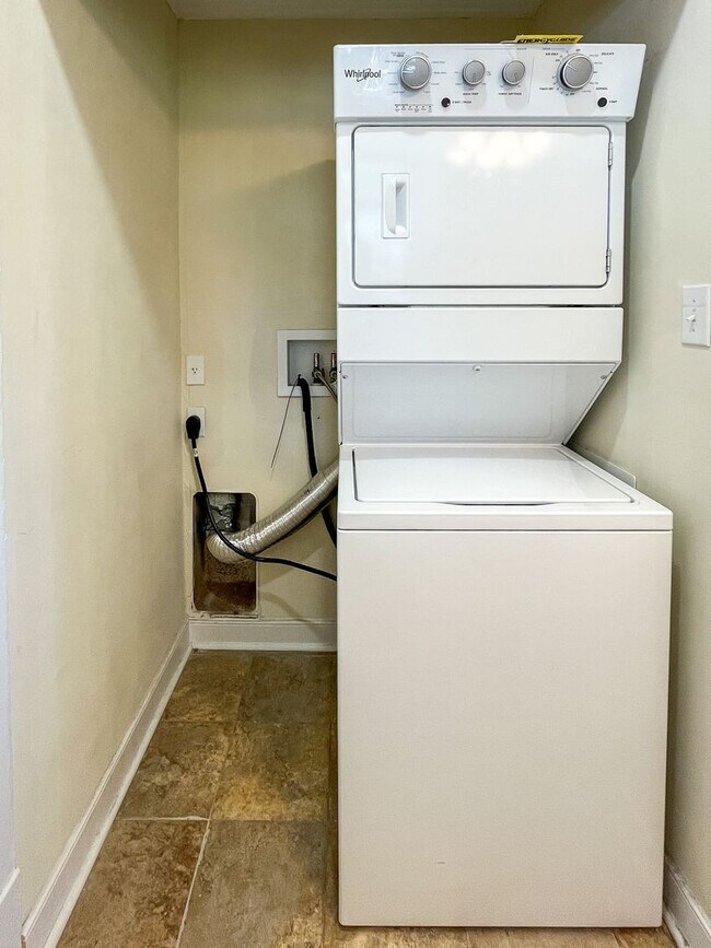 Building Photo - Charming 3BD/1BA Home In Unbeatable Location