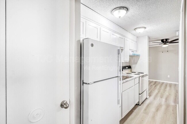 Building Photo - 1138 Corona St