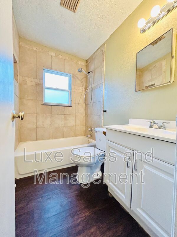 Building Photo - 421 E Showalter Dr