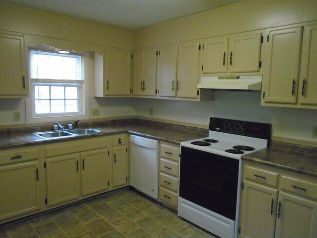 Building Photo - Charming 3 bedroom 1 1/2 bath townhouse lo...