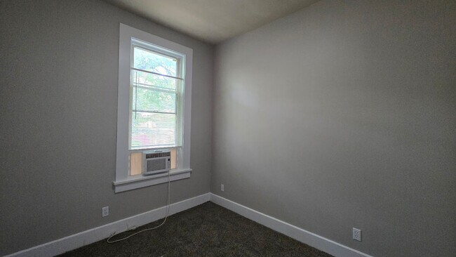 Building Photo - 2-BED SECTION 8 APPROVED