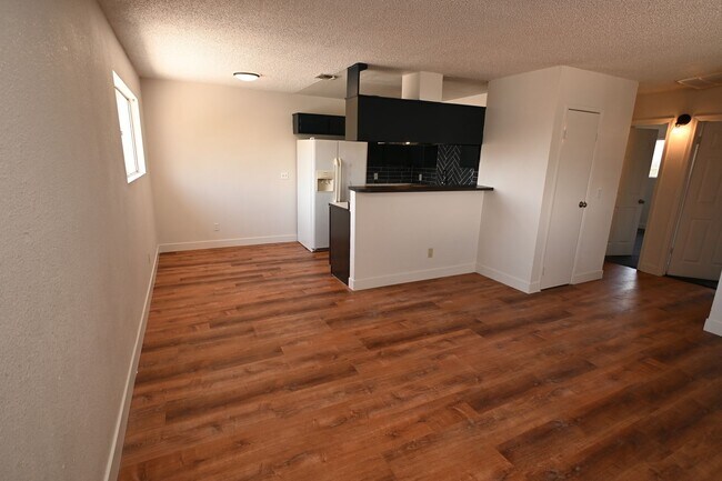 Building Photo - 2 Bedroom Apartment -Las Vegas -NO PETS -1...