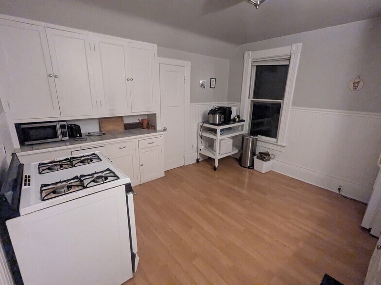 Building Photo - 2247A N. Summit Ave