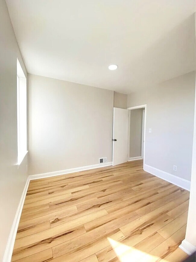 Building Photo - 400 N Bradford St