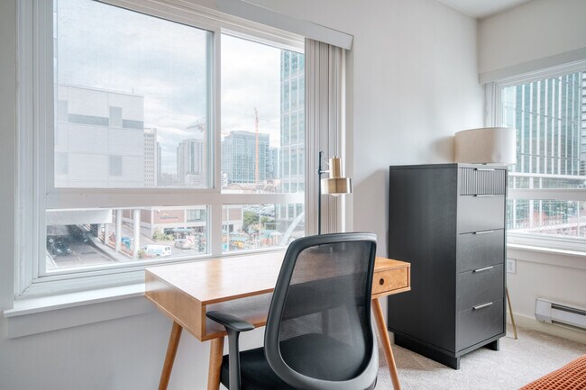 Building Photo - 10410 NE 2nd St