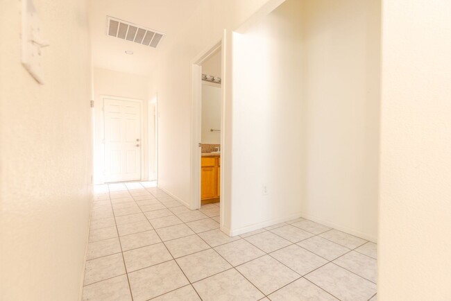 Building Photo - Stunning 4-Bedroom Home for Rent in Brawley!