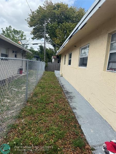 Building Photo - 2751 NW 14th Ct
