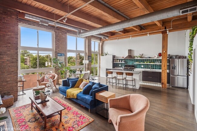 Building Photo - 2544 W North Ave