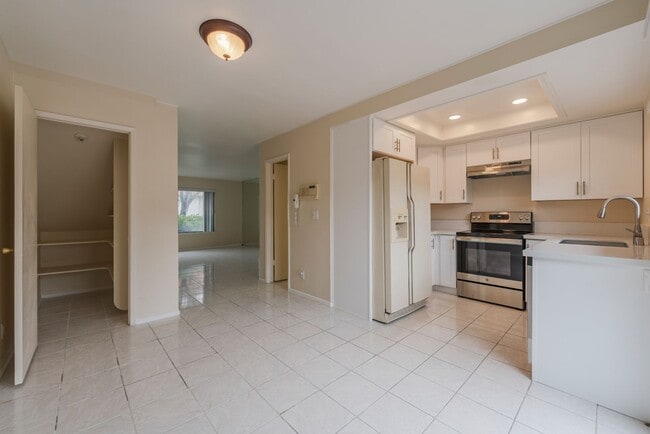 Building Photo - RPV Remodeled 2 bed 3 bath townhome in gat...