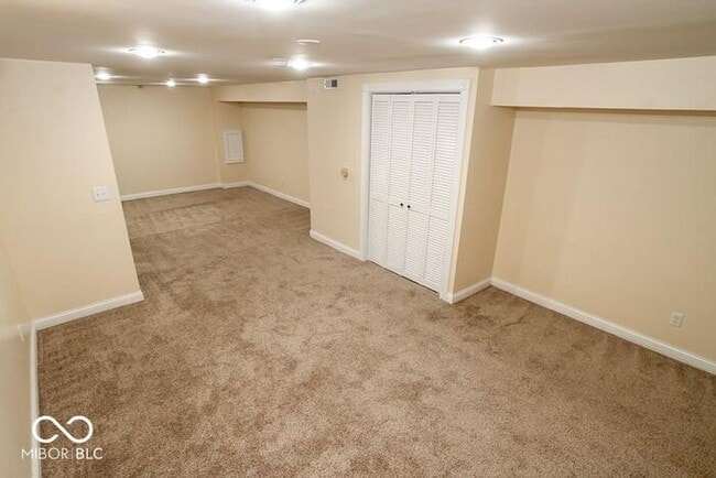 Building Photo - Sweet Spacious Townhome With Finished Base...